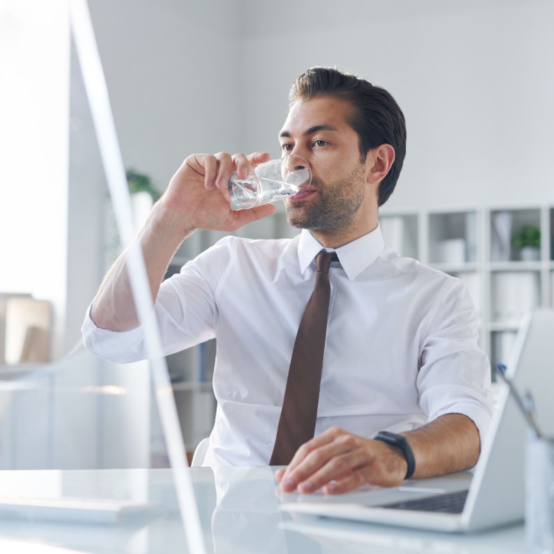 beber-agua-empleado-oficina