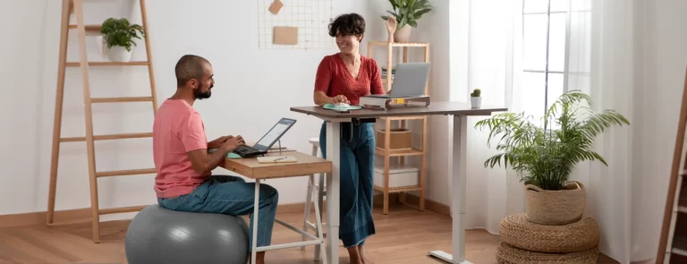 dos personas trabajando en una oficina moderna