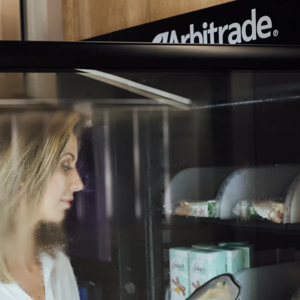 Máquinas expendedoras vending 5 Empleada seleccionando un plato preparado en un micromarket 24/7 dentro de una empresa.